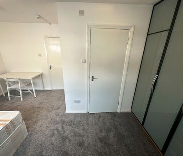 Room in a Shared House, Roxeth Hill, HA2 - Photo 2