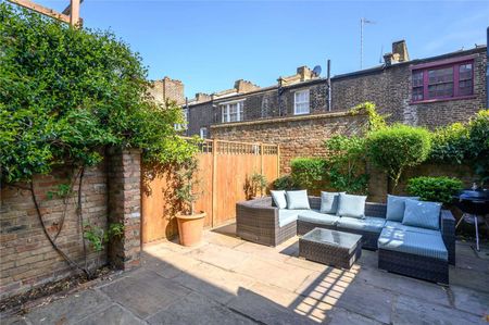 A late Georgian Grade II listed townhouse on a quiet residential street in Clerkenwell - Photo 5
