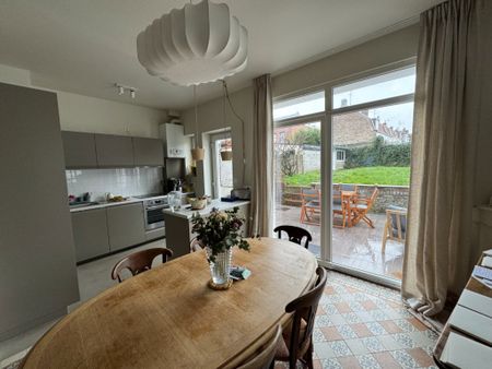 Maison 1930 rénovée avec garage, jardin et 3 chambres - Photo 2