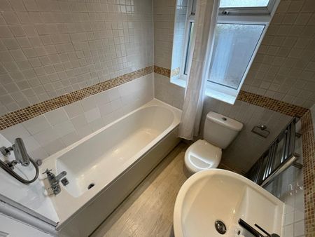 3 bedroom semi-detached house to rent - Photo 3