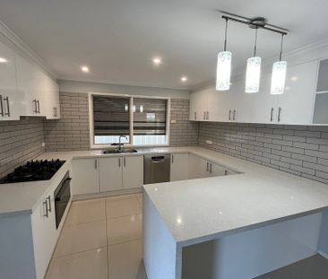 Beautiful Family Home in Cranbourne North - Photo 4