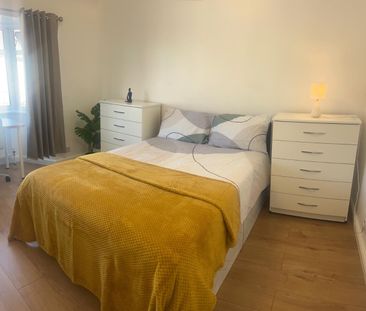 Room in a Shared House, Walton Close, NW2 - Photo 2