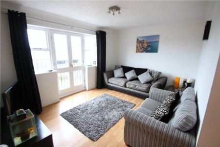 Alexandra Gardens, Woking - 2 bedrooms Property for lettings - Seymours - Photo 5