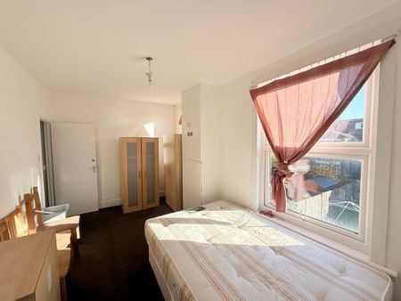 4 bedroom flat to rent - Photo 4