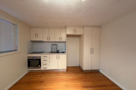 SPACIOUS SELF CONTAINED UNIT IN PRIME LOCATION - Photo 2