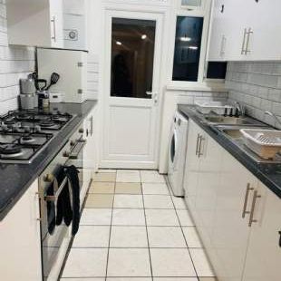 4 bedroom property to rent in Southall - Photo 1