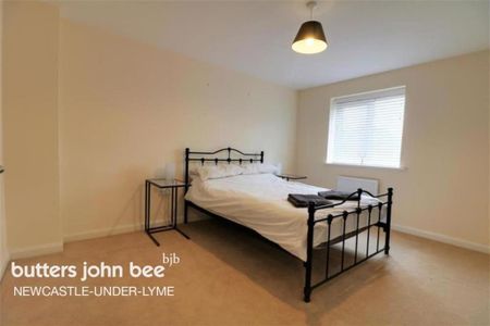 4 bedroom semi-detached house to rent - Photo 3