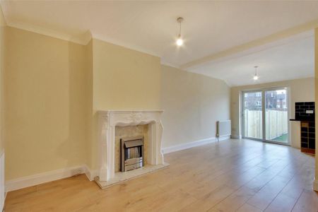 4 bedroom end of terrace house to rent - Photo 3