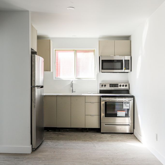 Renovated 2 Bedroom Near Downtown - Photo 1