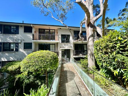 Immaculate Top-Floor Apartment in a Prime Lifestyle Location - Photo 3