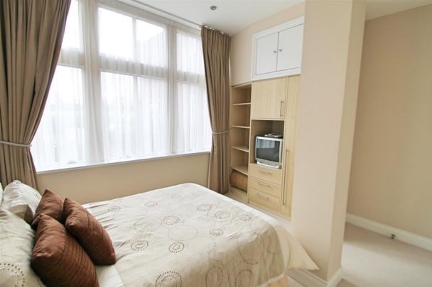 2 bed flat to rent in Royal Connaught Drive, Bushey, WD23 - Photo 1