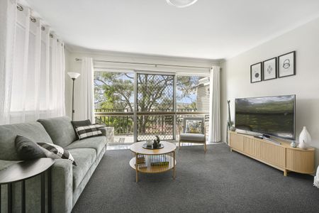 Stylish Top-Floor Inner City Living – Fully Furnished & Ready to Move In - Photo 2