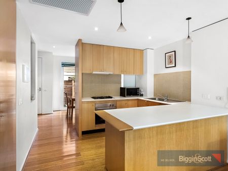 FANTASTIC 3 LEVEL TOWNHOUSE IN WELL MAINTAINED BLOCK, CENTRAL RICHMOND LOCATION - Photo 2