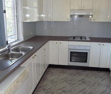 Spacious Townhouse in Prime Location - Photo 1