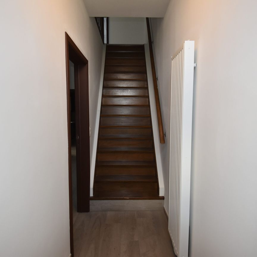 Instapklare halfopen woning met grote tuin en werkruimte. - Photo 1