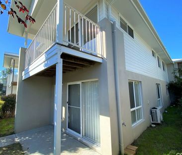 Spacious Modern Townhouse in Prime Location - Photo 5