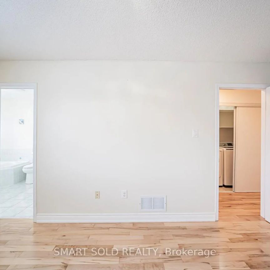 28 TARA CRESCENT - Photo 1