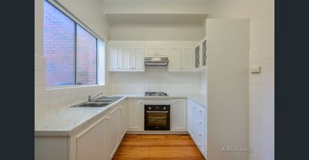 Beautifully Renovated Three-Bedroom Home in Sought-After Kew - Photo 3