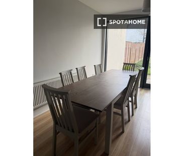 Room in a shared 7-bedroom apartment in Northside. - Photo 1