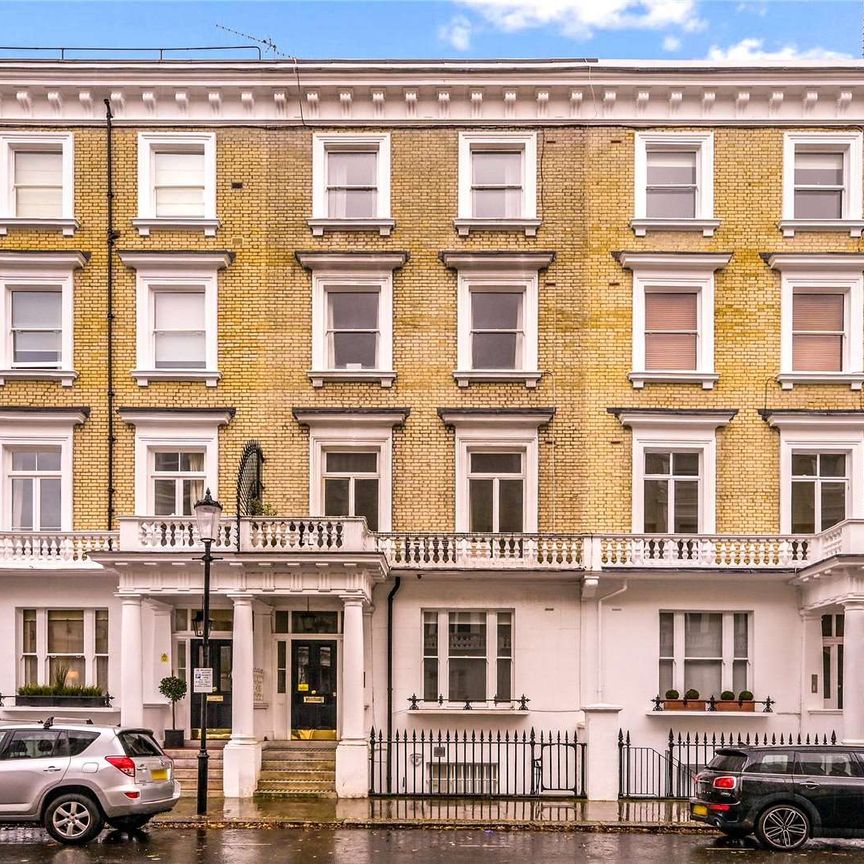 A well located two bedroom flat, set on the sought after street of Harcourt Terrace, benefitting from natural light. - Photo 1