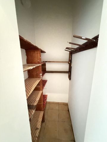 A bright living room - Photo 3