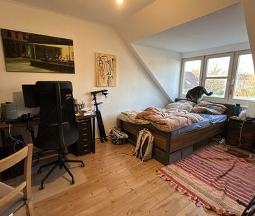 Schwachhausen: besonders geschnittene 4 Zi. DG-Wohnung mit Loggia, ... - Photo 5