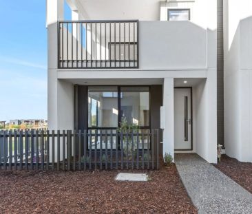 EXPERIENCE ELEVATED LIVING IN BROMPTON ESTATE! - Photo 1