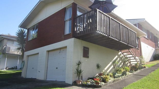 Sunny Two Bedroom Unit. - Photo 1