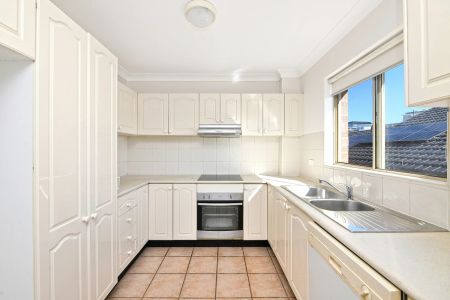 Spacious, Light Filled Three bedroom Apartment - Photo 5
