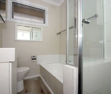 Stylish 3-Bedroom Unit in the Heart of Glen Waverley - Photo 2