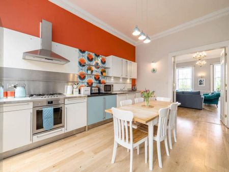 4 bedroom flat to rent - Photo 2