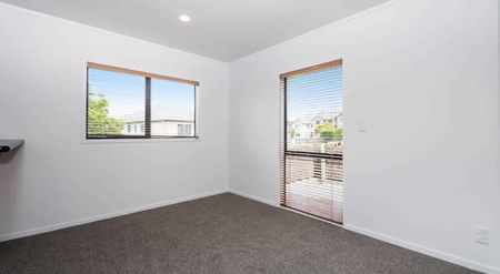Three Bedroom Town House in Rangitoto School Zone - Photo 2