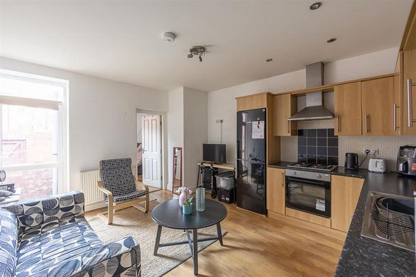 3 bedroom flat to rent - Photo 1