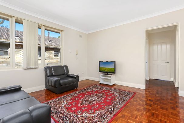 Sunlit Top Floor Apartment - Photo 1