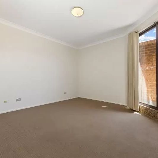 Spacious Top-Floor Apartment in a Secure Complex - Photo 1