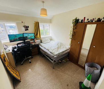 4 bedroom semi-detached house to rent - Photo 2