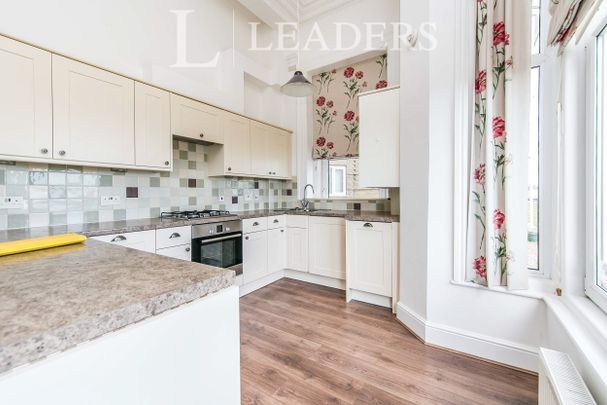 2 bedroom apartment to rent The Towers, Vista Road - Photo 1