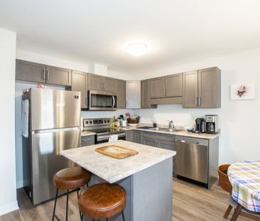 Bright & Spacious 3 Bedroom Townhouse in Welland!! - Photo 6