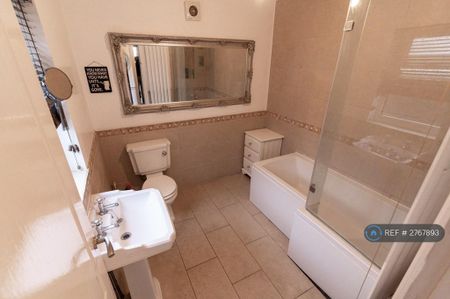 3 bedroom terraced house to rent - Photo 2