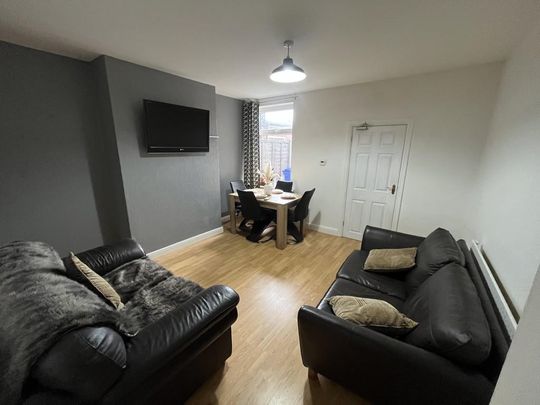 1 bedroom in a house share to rent - Photo 1