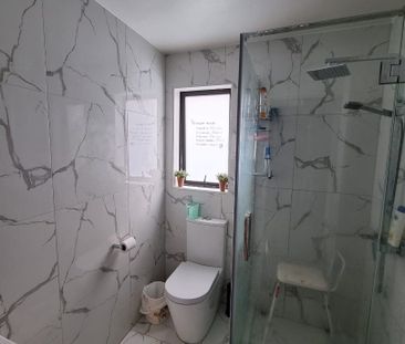 5 bedrooms Modern family home in Papatoetoe - Photo 4