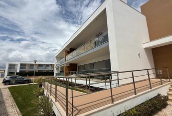 Apartamento T2 bem localizado em condomínio com piscina e garagem privada.