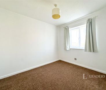 2 bedroom house to rent Fairlead Drive, Gosport, Hampshire, PO13 - Photo 4