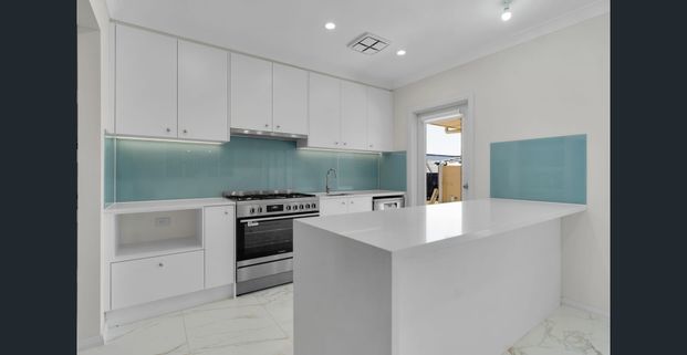 Spacious 5-Bedroom Family Home in Austral - Photo 1