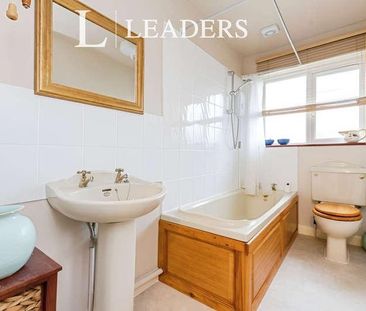 South Parade, Spalding, PE11 - Photo 3