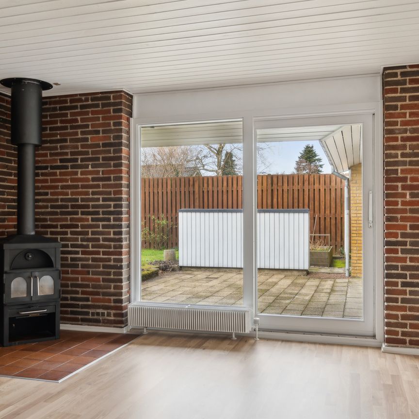 Indflytningsklar villa med skøn have, Viby J - Photo 1