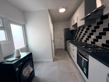 4 Bed Semi-Detached House, St Marys Road, IG1 - Photo 3