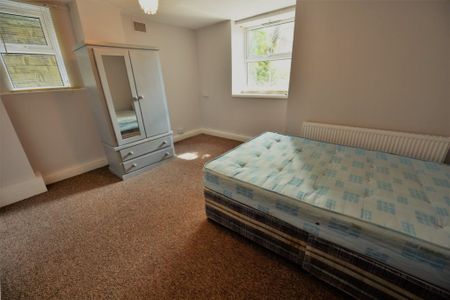 3 bedroom Flat in Flat 15, Leeds - Photo 5