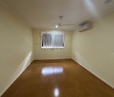Lowset, Air Conditioned & Convenient! - Photo 3