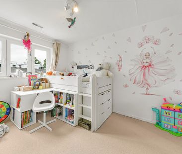A well-presented three bedroom townhouse with private parking and a... - Photo 5